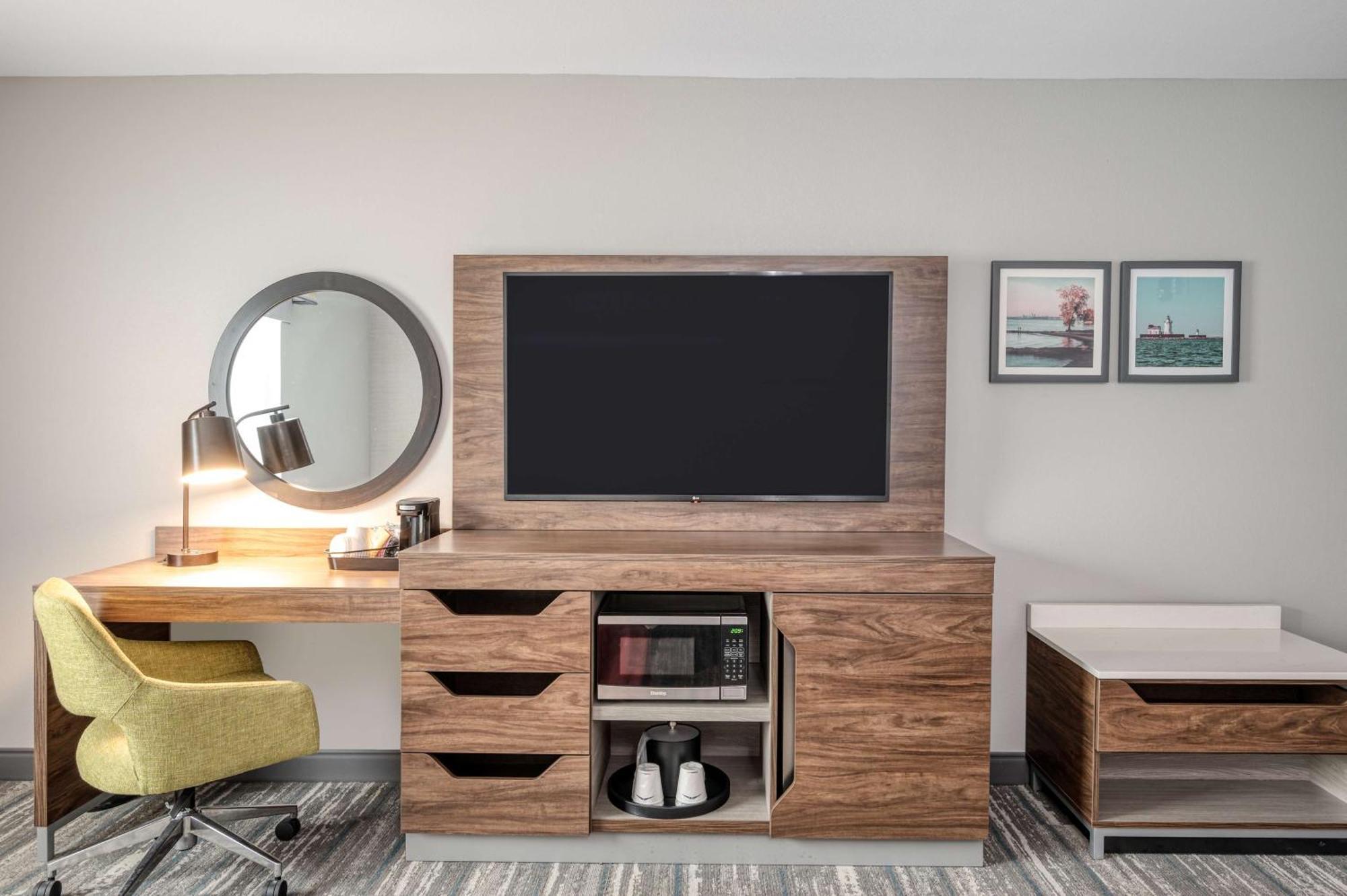 Brooklyn Hampton Inn Cleveland-Airport/Tiedeman Road מראה חיצוני תמונה