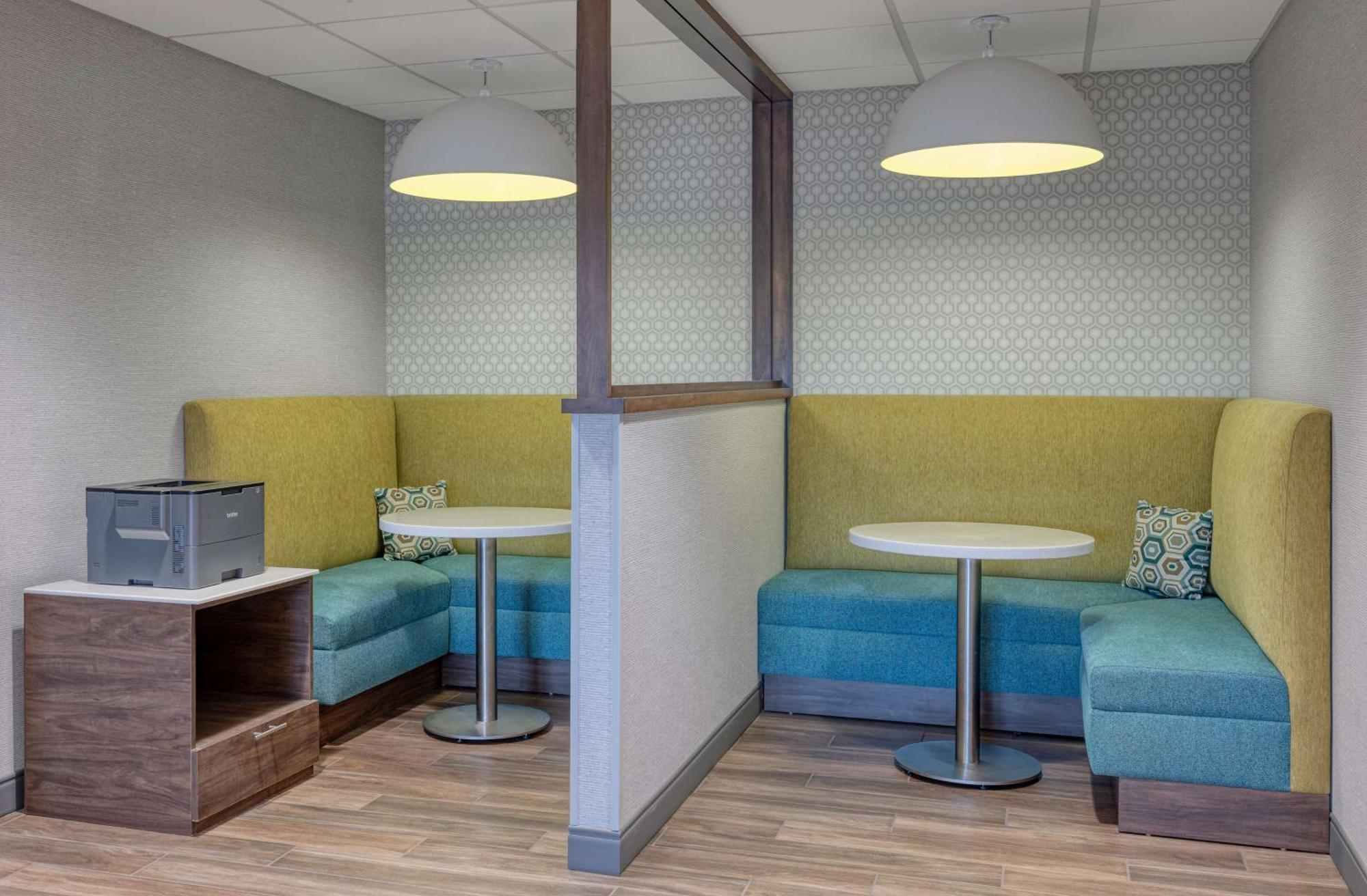 Brooklyn Hampton Inn Cleveland-Airport/Tiedeman Road מראה חיצוני תמונה