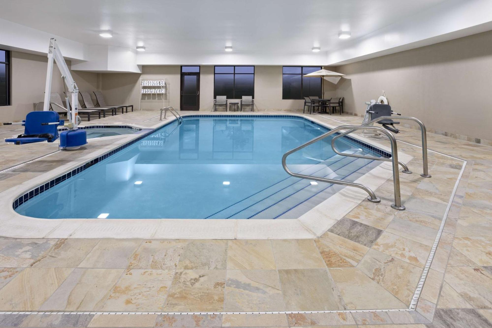 Brooklyn Hampton Inn Cleveland-Airport/Tiedeman Road מראה חיצוני תמונה